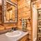 Cozy and Rustic Cottage with Houghton Lake Access! - هاوتون ليك