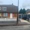 Ladbury House in Walsall, Near the M6, Walsall Uni and Hospital, with free parking and easy access to Birmingham city centre, only 20 mins from the NEC and Birmingham airport, 15 mins from Villa Park - Bescot