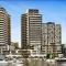 Lovely waterfront condo with swimming pool and gym in the heart of Docklands