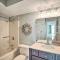 Colorful Beachfront Condo with Resort Amenities - نورث توبسالي بيتش