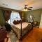 Bama Bed and Breakfast - Tusk Suite - Tuscaloosa