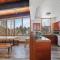 12 Beds Sleep 16 Chalet-Sauna-HotTub-2min to Blue