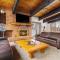 12 Beds Sleep 16 Chalet-Sauna-HotTub-2min to Blue