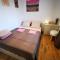 Centrally located 3 Bedroom Holiday House OLive with private garden