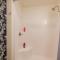 New Tudor Cottage one block from Chico State and downtown with private garage - شيكو