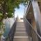 New Tudor Cottage one block from Chico State and downtown with private garage - شيكو