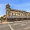New Tudor Cottage one block from Chico State and downtown with private garage - شيكو
