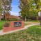 New Tudor Cottage one block from Chico State and downtown with private garage - شيكو