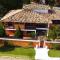 Belíssima Casa com extensa área externa - piscina, sauna, churrasqueira e campo de futebol - com 5 suítes e a 500 metros da Rua das Pedras
