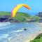 KITNET S1 em TORRES-RS - Na mais bela praia Gaúcha - Cozinha - Banheiro - Ar condicionado - TV e Wi-Fi - Estacionamento - Anfitriã Superhost no BnB