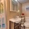 Cozy Third-Story Apartment in Dtwn Brockton!