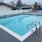 Top Floor on Okanagan Lake with AC & Heated Pool - Vernon