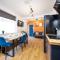 7 bedroom house ENSUITE Rooms, fully equipped kitchen, free WIFI, TVs in all rooms CITY CENTRE CLOSE TO A46 Inspire Homes
