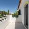 Vila com piscina e jardim privado