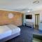 Hamilton Henry Parkes Motor Inn