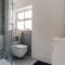 Central 2 double bedroom flat with parking