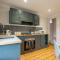 Pass the Keys The Rafters - Impressive High Street Apartment - 惠茨特布尔