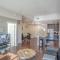 High Rise 2 Bedroom apartment in a Great location apts