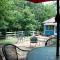 The Bluebird Cottage Style Cabin with Hot Tub near Turner Falls and Casinos - Davis