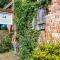 Snow Cottage laid back style with footpaths to a great Macro Brewery Pub