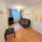 Friars Walk 2 with 2 bedrooms, 2 bathrooms, fast Wi-Fi and private parking - Sittingbourne