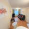 Friars Walk 2 with 2 bedrooms, 2 bathrooms, fast Wi-Fi and private parking - Sittingbourne