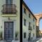 La Dimora dei Conti, Indulge in a Country Farmhouse Apartment with Jacuzzi Facing the Town