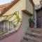 La Dimora dei Conti, Indulge in a Country Farmhouse Apartment with Jacuzzi Facing the Town!