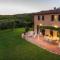 Melograno Farmhouse, ROMANTIC FARMHOUSE VILLA WITH PRIVATE INFINITY POOL AND GREAT VIEWS IN LUCCA