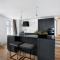 Sanders Regent - Chic Three-Bedroom Apartment Near Central Square