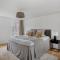 Sanders Regent - Chic Three-Bedroom Apartment Near Central Square