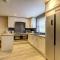 6 Dbl Bed, Central Huddersfield house inc parking