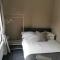 6 Dbl Bed, Central Huddersfield house inc parking