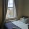 6 Dbl Bed, Central Huddersfield house inc parking