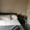 6 Dbl Bed, Central Huddersfield house inc parking