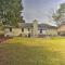 Charming House with Patio, 3 half Mi to Beach! - 查尔斯顿
