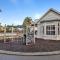 Sandy Jandal - 3-5 Bedroom - Russell Cottages