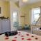 BRYN GORS-3 BED-FIRST FLOOR APT- YARDS FROM BEACH