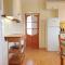 BRYN GORS-3 BED-FIRST FLOOR APT- YARDS FROM BEACH