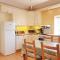 BRYN GORS-3 BED-FIRST FLOOR APT- YARDS FROM BEACH