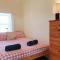 BRYN GORS-3 BED-FIRST FLOOR APT- YARDS FROM BEACH