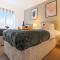 Large 6 Bedroom House with Free Parking, Smart TV with Netflix, Fast Wifi, Air Hockey & Garden by Yoko Property