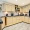 Large 6 Bedroom House with Free Parking, Smart TV with Netflix, Fast Wifi, Air Hockey & Garden by Yoko Property