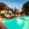 Villa Clara, Luxury 5 bedrooms Lakefront Farmhouse Villa with Private Pool on the Lucca Hills