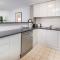 2BR 2Bath L8 Executive Apartment, in City Centre