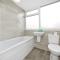 Cosy 3 Bedroom with Free Parking, Garden and Smart TV with Netflix by Yoko Property - Coventry
