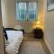 Modern 2 Bed Apt in Egham High Street, with private parking and Wifi - Egham