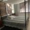 "L Industrial Green" Apartment