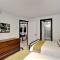 Le Gentleman // Downtown spacious condo