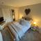 Luxurious 4 bedroom home in the heart of the Cotswolds with Hot Tub!